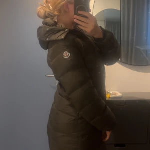 Mörkgrön Moncler Jacka Dam - Säljer en mörkgrön Moncler jacka för dam, den är i strl 1 (Xs/S) det kommer ett band för midjan med till jackan, har lapparna som kom med den kvar.