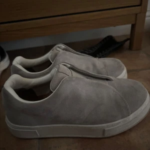 Eytys skor grå - Jätte snygga eytys som jag nu säljer nu. Använda max 2 gånger och nypriset var: 1.200kr. Jag säljer för 800kr!! Passa på nu inför våren!! Hör av er vid fler bilder. 