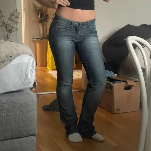 Acne jeans  - Acne jeans, storlek 28/34. Jag är 168 och brukar ha storlek s och dem är för långa för mig. Innerbenslängd: 85cm Midjemått: 37cm