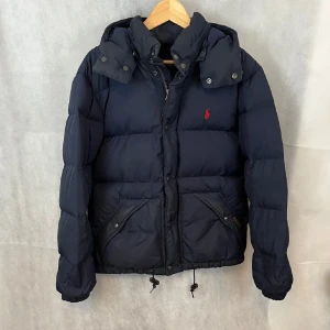 Ralph lauren jacka  - Riktigt skön vinter jacka av Ralph lauren, storlek s fint skick. Modellen är 185