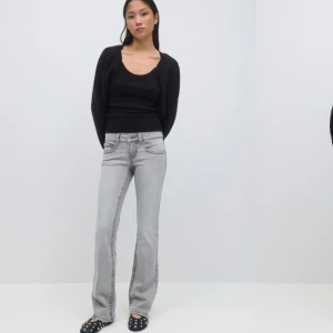 Low waist boot cut jeans - Snygga boot cut jeans från gina. Ganska nya, använd några gånger och inga fel på dem. 