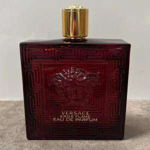 Versace Eros Flame Eau de Parfum - Säljer en elegant Versace Eros Flame Eau de Parfum 200 ml. Cirka 175 ml kvar. Parfymen passar perfekt till våren, hösten och vintern och för den som vill ha en doft med karaktär och intensitet. Toppnoterna är citrus och vanilj. Parfymen kostar runt 1000 kr nypris. Mitt pris 600 kr inklusive parfymförpackningen. 