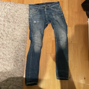 Dondup jeans - Hej säljer mina Dondup jeans. Dem har ett ganska stort hål under jeansen vid sidan av benen se på bild tre. Men dem går och laga. Utöver detta e skicket bra 6/10. Nypriset ligger på 3200 kr. Mitt pris pga slitning är 350kr. Kan gå ner i pris.