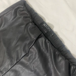 Svarta läder byxor  - Snygga svarta byxor  i läder material storlek S. Använd endast 2-3 gånger. De har en elastisk midja för extra komfort och stretch. Fint och elegant, perfekt för utekväll eller fest. 