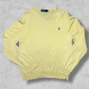 Gul Ralph Lauren Tröja - Gul Ralph Lauren tröja. Storlek XL. Okej skick, defekter syns på bilderna. Fläckarna går nog att få bort i tvätten (har inte testat) Postar alltid inom 24h och priset kan diskuteras vid en snabb affär!