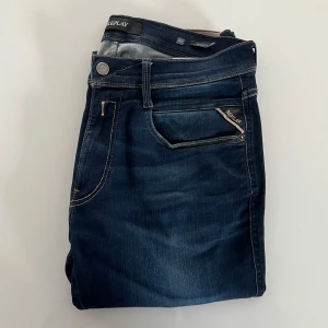 Mörkblå jeans från Replay - Snygga mörkblå jeans från Replay. Bra skick knappt använda, hyperflex anbass modell. 