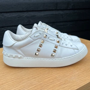  Valentino sneakers - Sneakers från Valentino med guldnitar. Strl 35, innersulans mått 23.5cm. Nitarna har lite defekter se bild 5. Väl använda men ändå fräscha. Fint omhändertagna, rengjorda, putsade med skokräm, nya skosnören (ej original) -  supersnygga 🤍