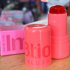 Jelly Blush stick från Imit8tion! - 3 in 1 Jelly Blush Stick "Rosé" från Imit8tion. 5,5 g. Nytt och oanvänt.