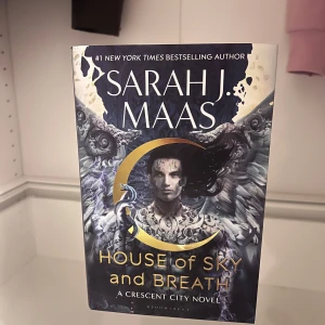 House of Sky and Breath - Säljer boken 'House of Sky and Breath' av Sarah J. Maas, en del av Crescent City-serien. Perfekt för fantasyälskare som gillar episka äventyr och magiska världar. Helt oöppnad och oläst Boken är på engelska   Kan finns skavanker jag har missat