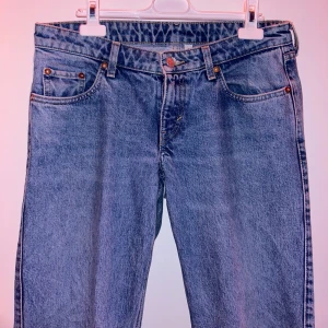 Low waist arrow straight jeans  - Säljer ett par low waist arrow straight jeans från Weekday. De har en traditionell femficksdesign och knappgylf. Perfekta för en avslappnad stil! En liten skråma på ena knät, se på bild 4.