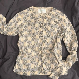 Zadig & Voltaire tröja - Säljer min  mönstrad tröja från Zadig & Voltaire i beige med blå och gröna detaljer. Väldigt bra kvalite