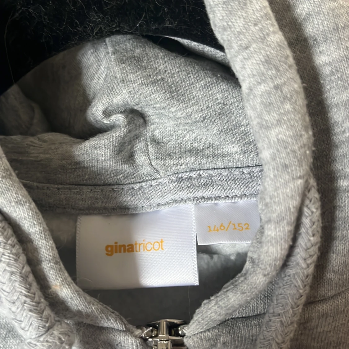 Grå hoodie med stjärndetaljer från Gina Tricot - 2