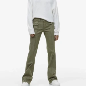 Gröna hm jeans  - Gröna h&m jeans med bootcut i storlek 36 , byxorna är i bra skick säljer pga att jag inte använder dom så mycket längre 💗kontakta för fler frågor 💗 priset kan diskuteras 💗 köparen står för frakten 💗