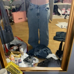 Blå baggy jeans - Säljer ett par baggy jeans, använda 1-2 gånger annars helt nya🫶🏻Midja - 42cm. Längd - 108cm. Innerbenslängd - 75cm. Köpta från carlings för 750, pris går att diskuteras. 