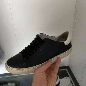 Axel arigato skor - Säljer dessa feta axel arigato skor som är väldigt  sparsamt använda och minimala defekter. De är i storlek 44 