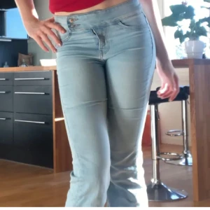 Ljusblå bootcut jeans - Snygga ljusblå bootcut jeans 