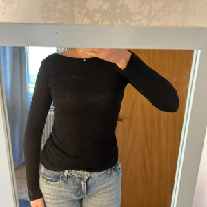 See through tröja med boat neck - Lite genomskinlig tröja som liknar den populära intimissimi tröjan. Tror märket är JDY men kommer inte riktigt ihåg💕