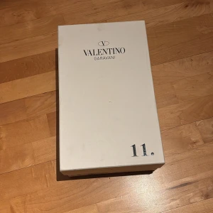 Valentino Garavani box  - Vit skokartong från Valentino Garavani med storlek 11 angiven på framsidan. Perfekt för förvaring eller transport av exklusiva skor.
