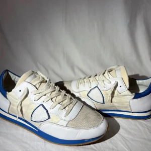 Philippe modell trainers 44 - Philippe modell trainers i gott skick förutom att dem är smutsiga och därför priset bara skorna som kommer med parfekt för varje dag sko