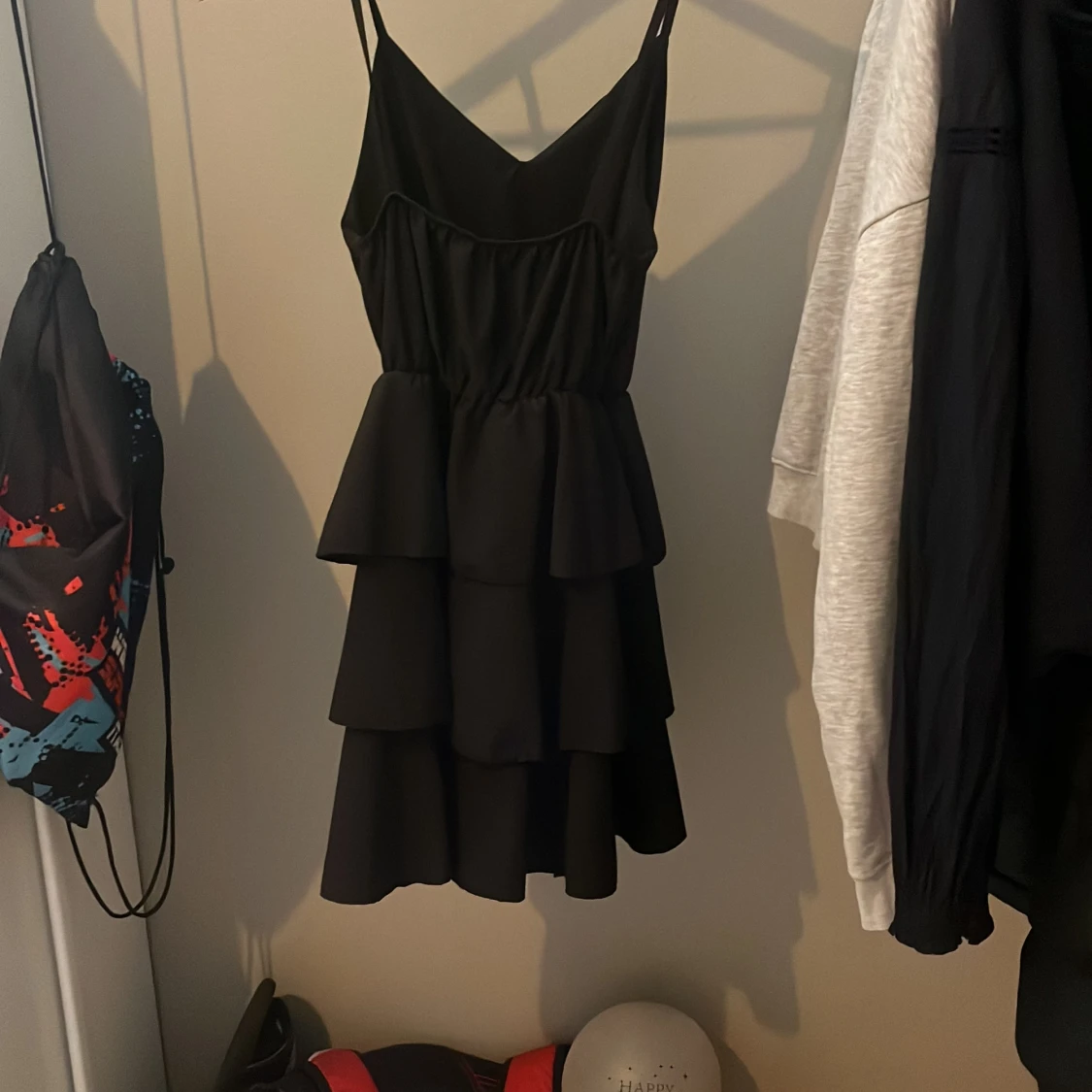 Svart klänning med volanger - 1