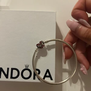 Silvrigt Spiderman Pandora armband  - Ett silvrigt pandora armband med spiderman detaljer i mitten, armbandet är inte som alla andra som man ser på bilden men det är bekvämt. Använd några gånger men mest legat i en låda.  Fler bilder finns!!