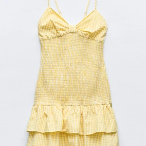 Gul rutig klänning med volang - Populär Slutsåld klänning från Zara! Passar perfekt till sommaren. Nästan oanvänd 