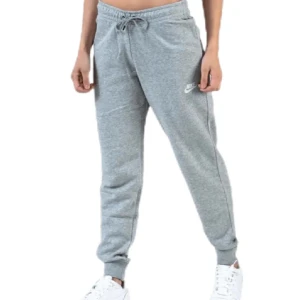 Grå mjukisbyxor från Nike - Snygga och bekväma grå mjukisbyxor från Nike med dragsko i midjan och elastiska muddar vid bensluten. Använda max 3-4 gånger och är i väldigt bra skick. Nypris 700 (har även matchande hoddie till som går att köpa till om man är intresserad, den är i storlek S)