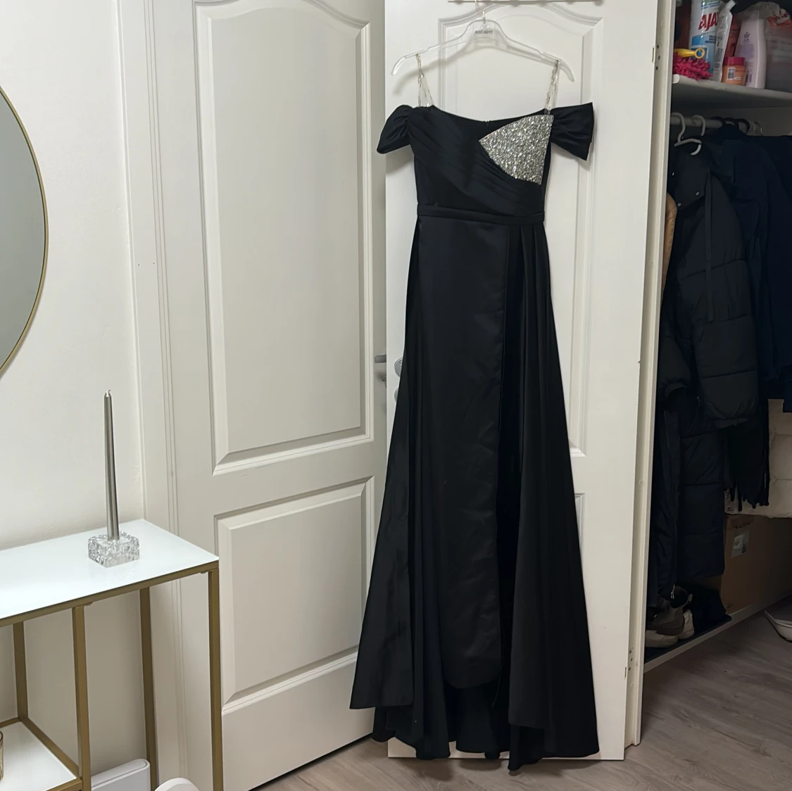 Svart långklänning med glittrig detalj - 1