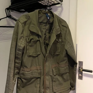 Grön overshirt/fieldjackt - Säljer en grön overshirt/fieldjacket|Perfekt för en avslappnad stil|Hör av er om frågor|😁