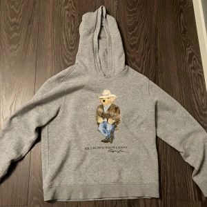 Ralph lauren hoodie - Säljer en grå hoodie från Ralph Lauren, storlek 14/16 Hör av dig vid funderingar 😀