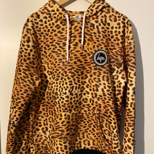 Hype mjukisdress leopard - Oanvänd, endast provad. X-Large på både tröja och byxor.