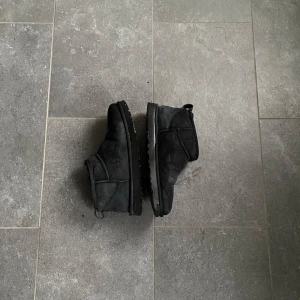 Svarta boots från UGG - Svarta boots från UGG i mocka med en mjuk och varm insida. De har en robust sula och en klassisk design som passar perfekt för kyligare väder.EU 44 använda 1 vinter