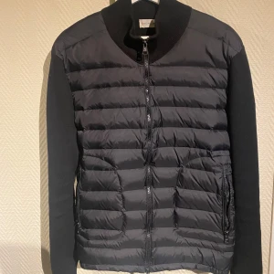 Moncler cardigan  - Tjena! Säljer denna tvär feta moncler cardigan som är perfekt nu på vintern samt våren. Storlek L men passar M. Den är använd endast ett fåtal gånger och skicket är mycket bra. Kvittot saknas dessvärre, därav priset. Hör av dig vid minsta fundering :)