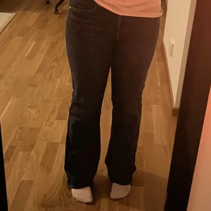 Mörkblåa bootcut jeans  - Bootcut jeans från HM. Använda några gånger, skriv för fler bilder 💕