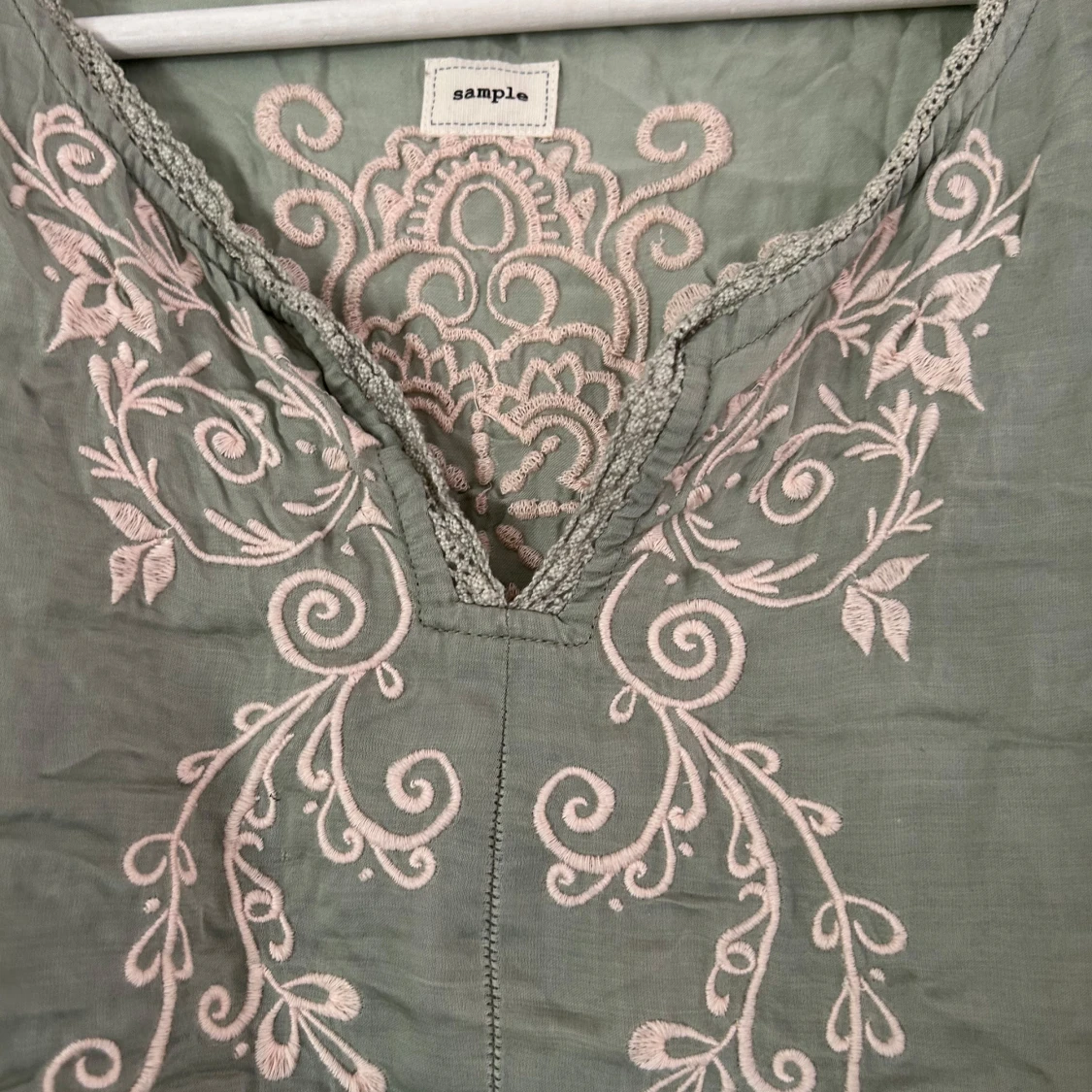 Grön blus med broderi från Odd Molly - 3