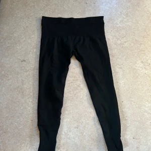 Svarta leggings - Snygga svarta ridleggings i stretchigt material. De har en tight passform och är bekväma att bära.