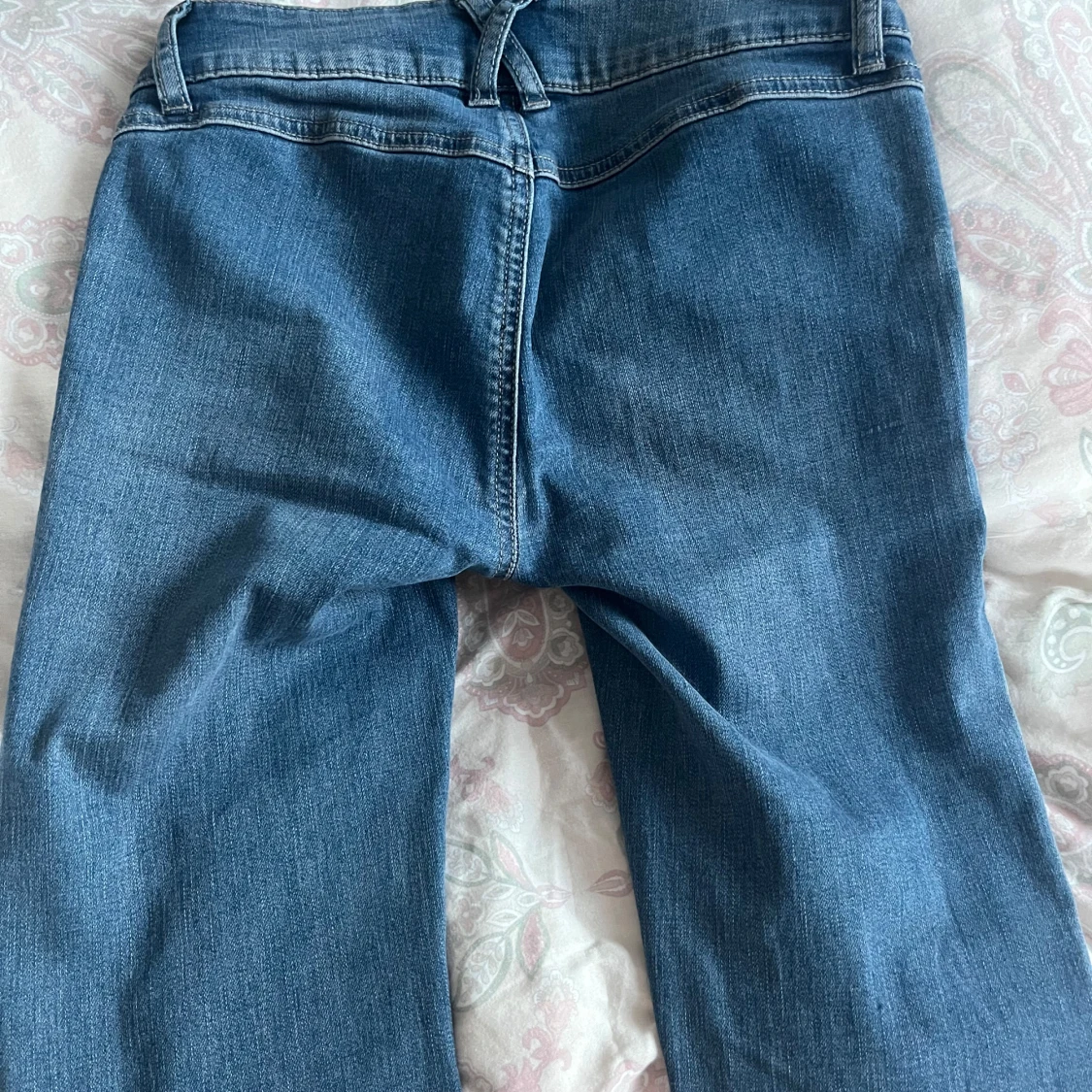 Blå jeans med fickdetaljer - 2