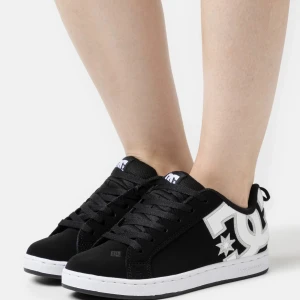 DC Shoes - Sneakers - Court Graffik (strl.38) - Snygga DC Shoes sneakers i svart.  Skorna har en stilren design med den ikoniska DC-loggan. Perfekta för vardagsbruk eller en mer avslappnad look. Skate-sko. Sneaker.  Som nya. Använda en gång. Nypris: 899 sek
