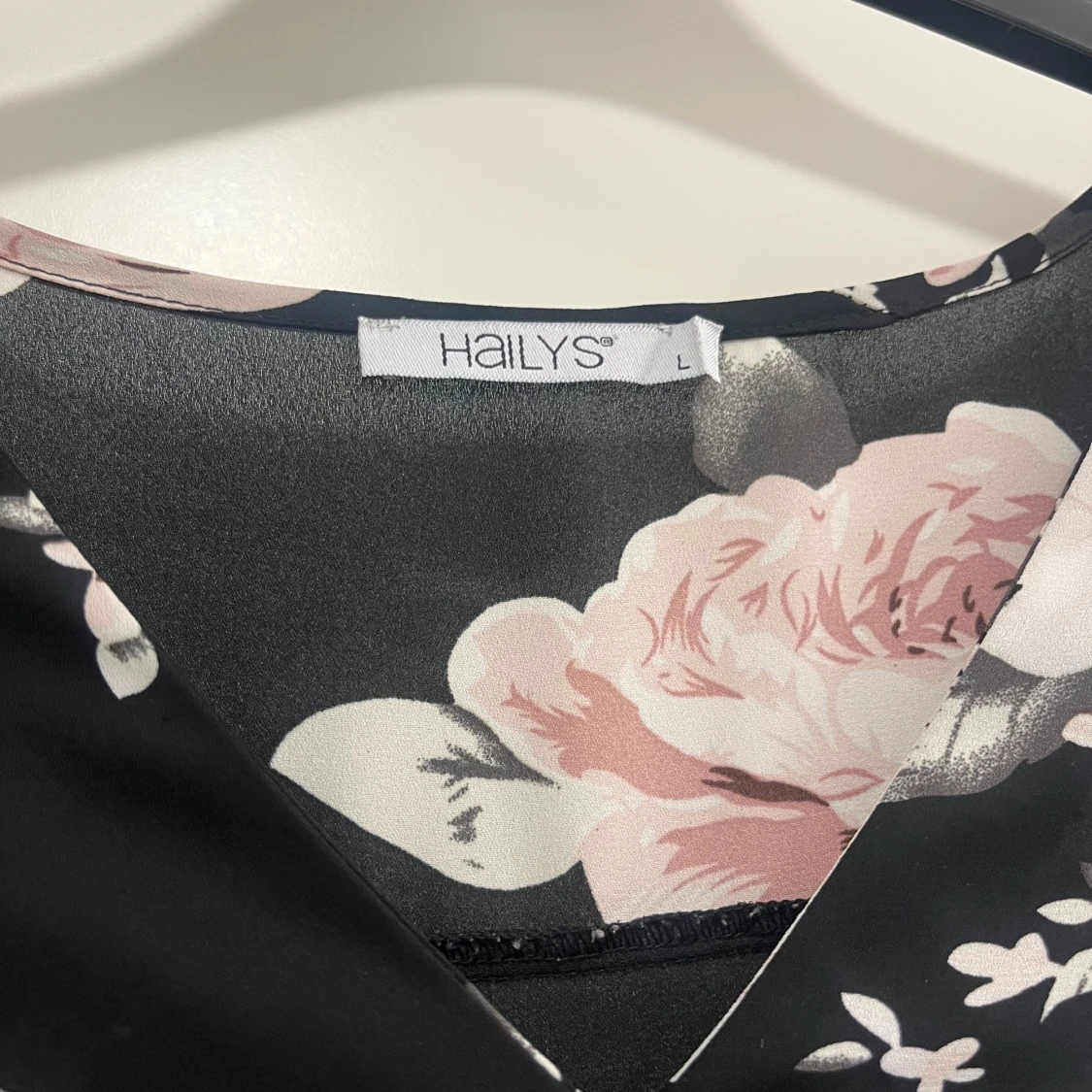 Svart blommig blus från Hailys - 2