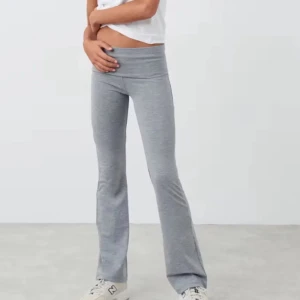 Gina tricot yoga pants - Snygga grå leggings med bootcut-stil och låg midja. Perfekta för en avslappnad look eller träning. Tillverkade i mjukt och stretchigt material för bästa komfort💞