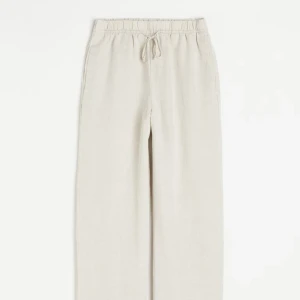 Linnebyxor hm  - Beiga linnebyxor från hm i strl S. De har en vid passform med medelhög midja. Knappt använda💕