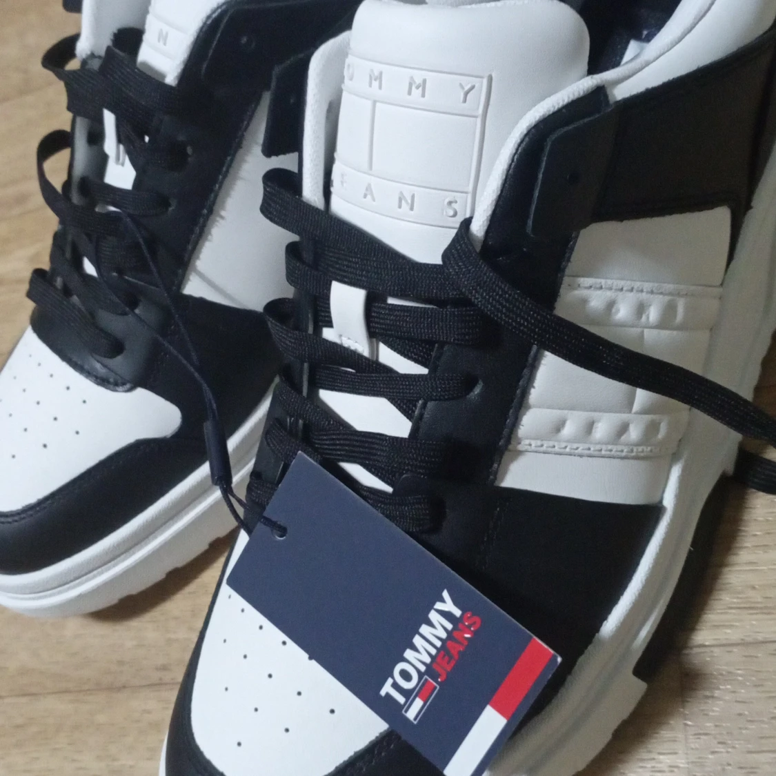 Svartvita sneakers från Tommy Jeans - 1