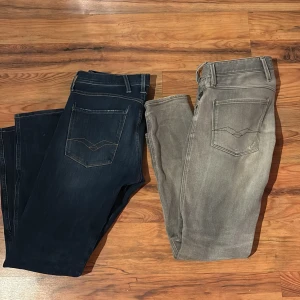 Två par Replay jeans - Dem blåa i stl 31 och dem gråa i stl 31. Båda 2 för 500 annars 300kr styck