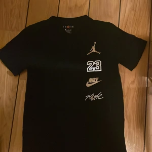 Svart t-shirt från Jordan - Svart jordan t shirt med guldmärken. Köpt från Jd sports för några månader sen. Säljer pga att den inte längre passar mig. Väldigt gott skick då den inte använts mycket