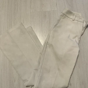 Vita kostymbyxor - Vita kostymbyxor i short length ifrån designbysi!🫧🪩Säljer då dom är för breda för mina ben🧸dessa har dessvärre inte sin klarvita färg längre då jag dessvärre råkat tvätta i svarttvätt men de går att ordna med vanish och så är dom så gott som nya igen!💘pris exkl.frakt