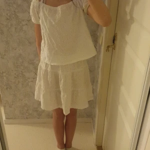 Vit kjol och blus med spetsdetaljer -  Vit kjol och blus med spetsdetaljer och korta ärmar. Perfekt för sommaren💞💞