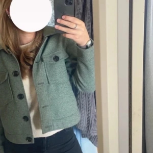 Kort kappa - Snygg grön kappa i en kortare modell från Vero Moda!💕Är i storlek XS men passa mig som oftst använder S🫶🏻