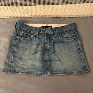 Jeanskjol - Super fin jeanskjol från by crocker med detaljer på fickorna! Perfekt nu till sommaren i mycket bra skick. Skriv om ni har några frågor eller är intresserade!💗