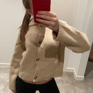 Beige kofta  - Säljer min beiga kofta, nyligen köpt, men har aldrig kommit i användning, därav säljes den. köptes för 699kr 