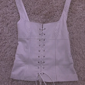  korsettopp från Zara - Super trendig och snygg topp från zara, slutsåld! Den är aldrig använd bara testad!! Först till kvarn💞💞💕💖💖